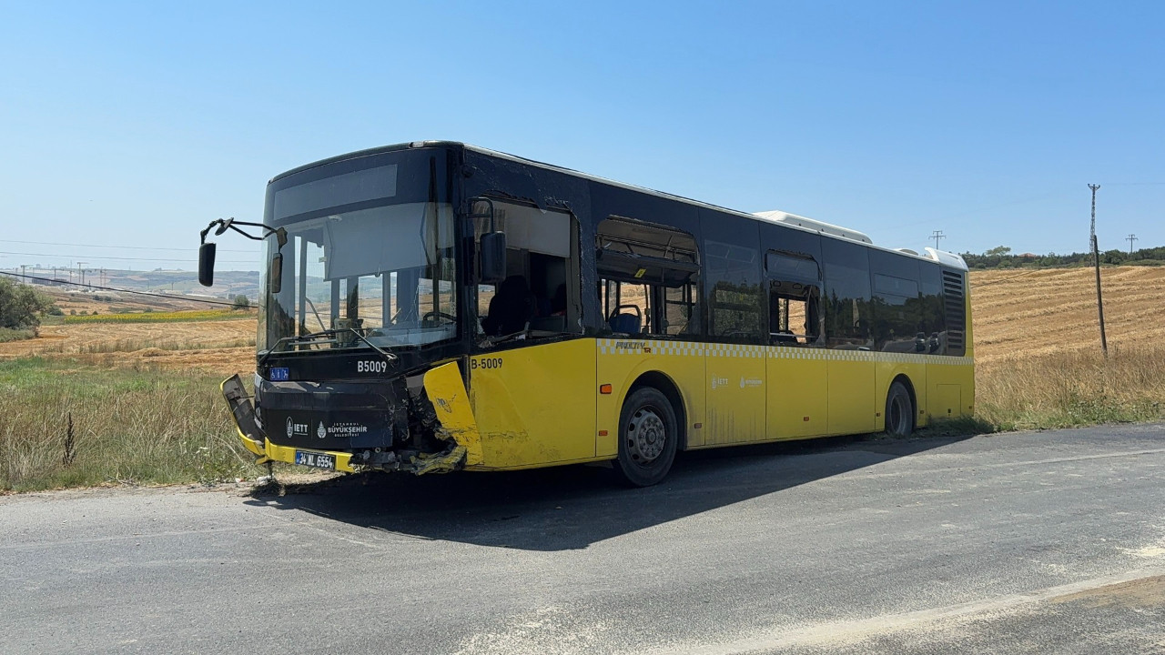 Otobüsle çarpışan sürücü yaşamını yitirdi