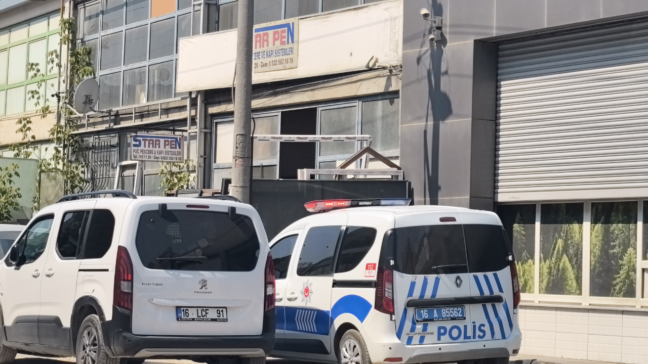 Pencereyi beğenmedi, yapan kişinin iş yerini kurşunladı