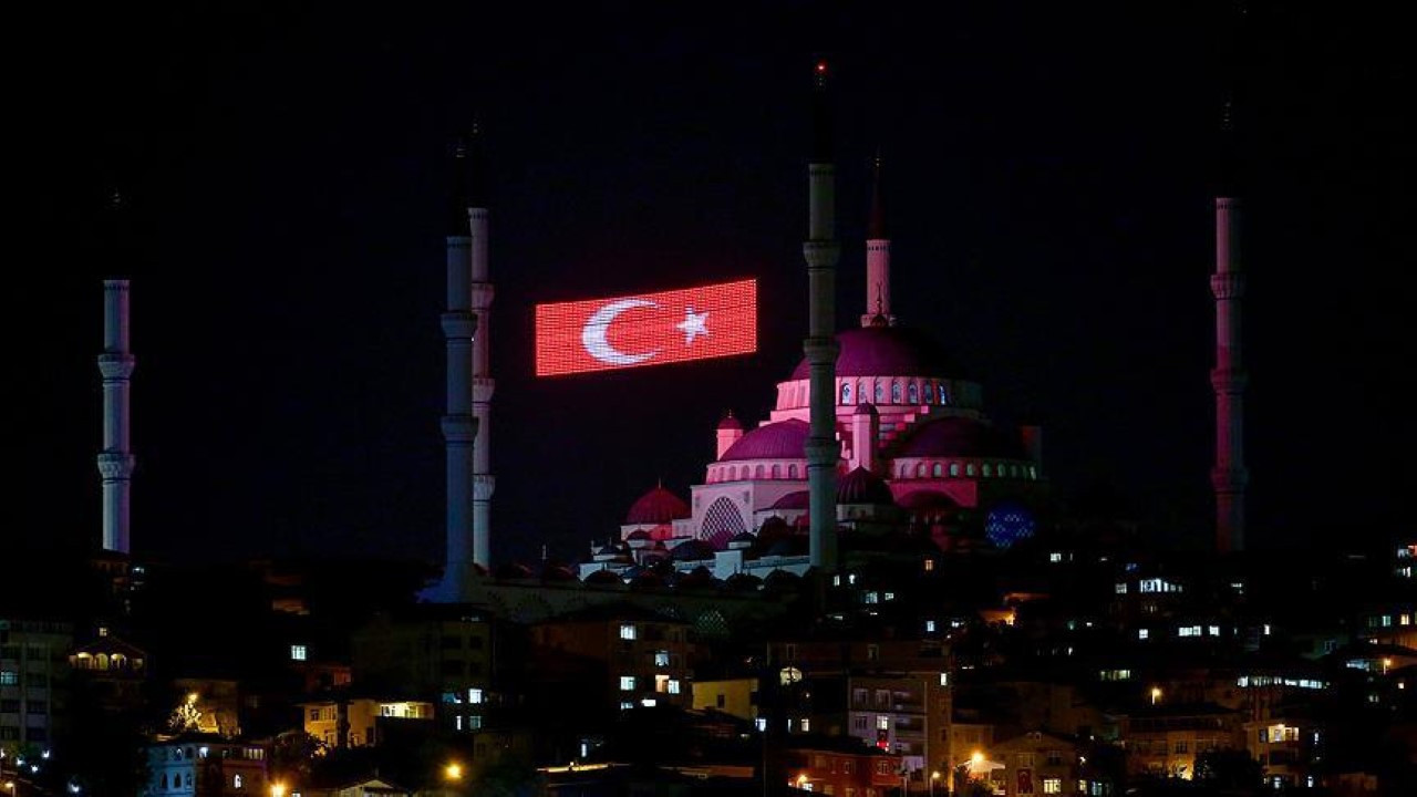 Ülke genelindeki camilerde sela okundu