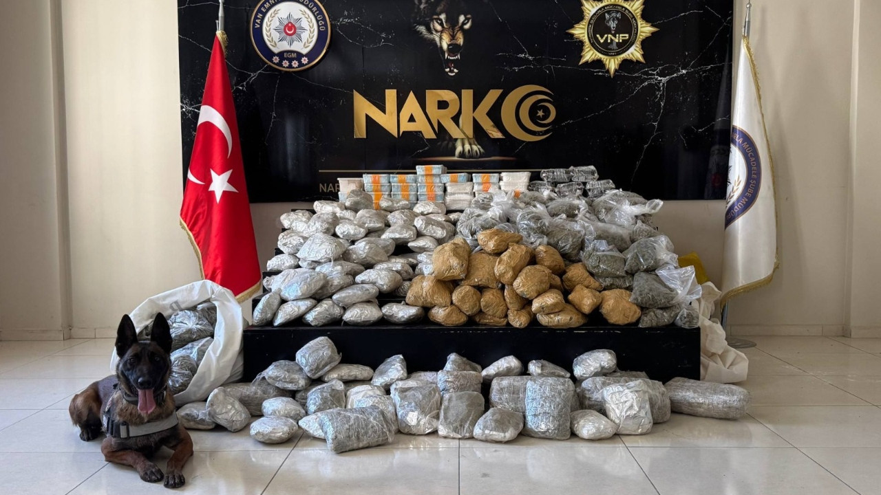 Durdurulan kamyonette 122 kilo uyuşturucu ele geçirildi