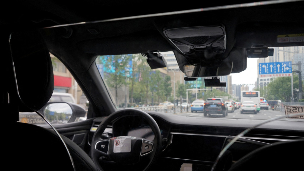 Robotaksi yarışı kızışıyor: Dev şirketler karşı karşıya