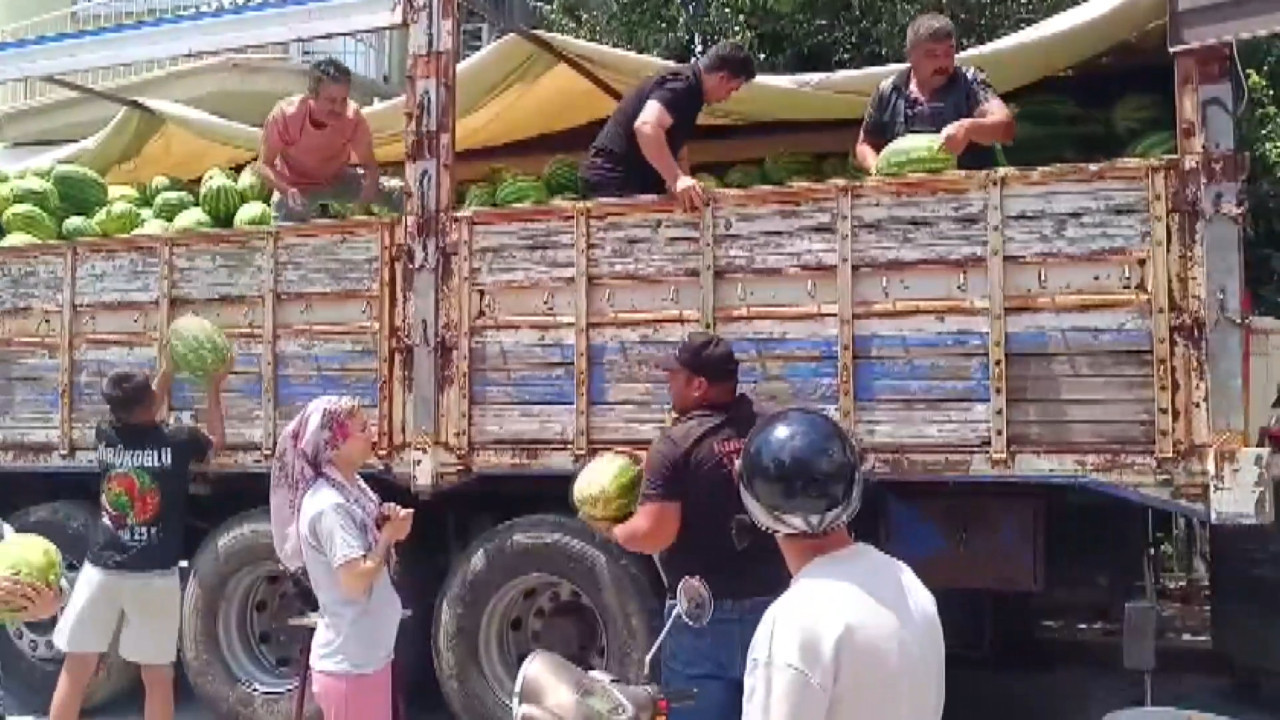 20 ton karpuz vatandaşlara dağıtıldı