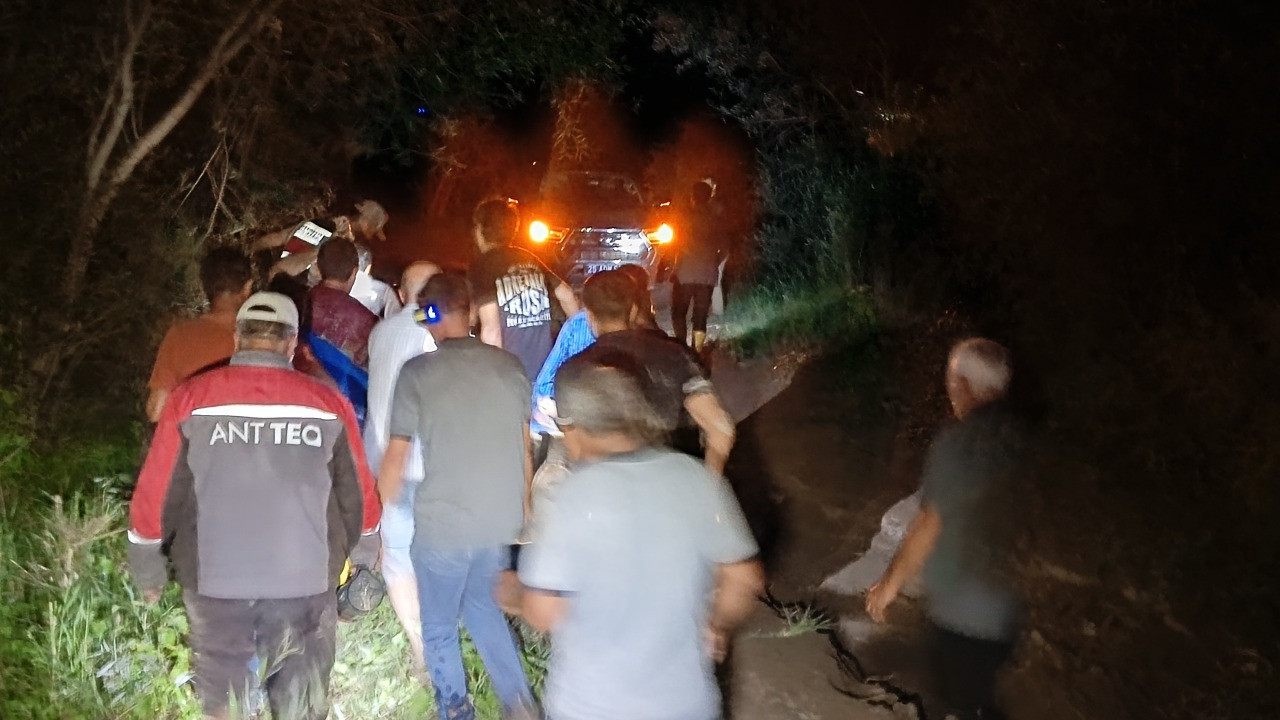 Erzurum'da otomobil sele kapıldı