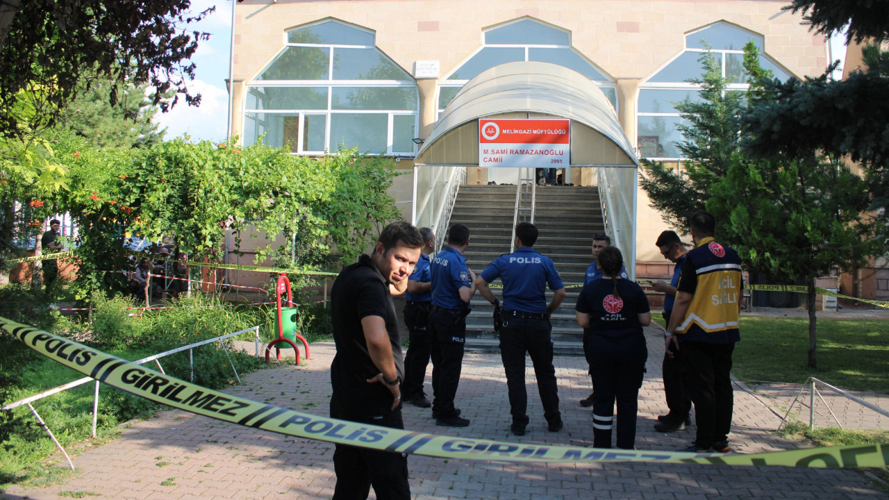 Namaz kılarken boğazını keserek öldürdü