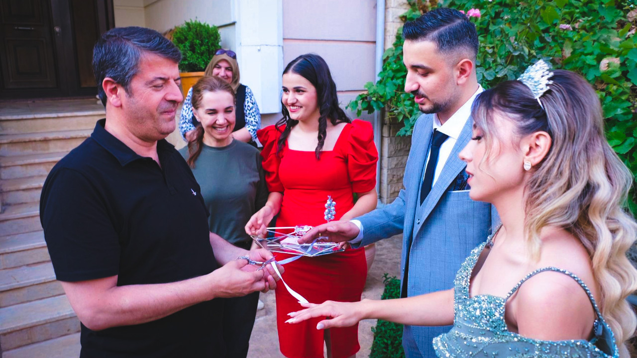 Yüzükleri ev hapsindeki Abdurrahman Tutdere taktı