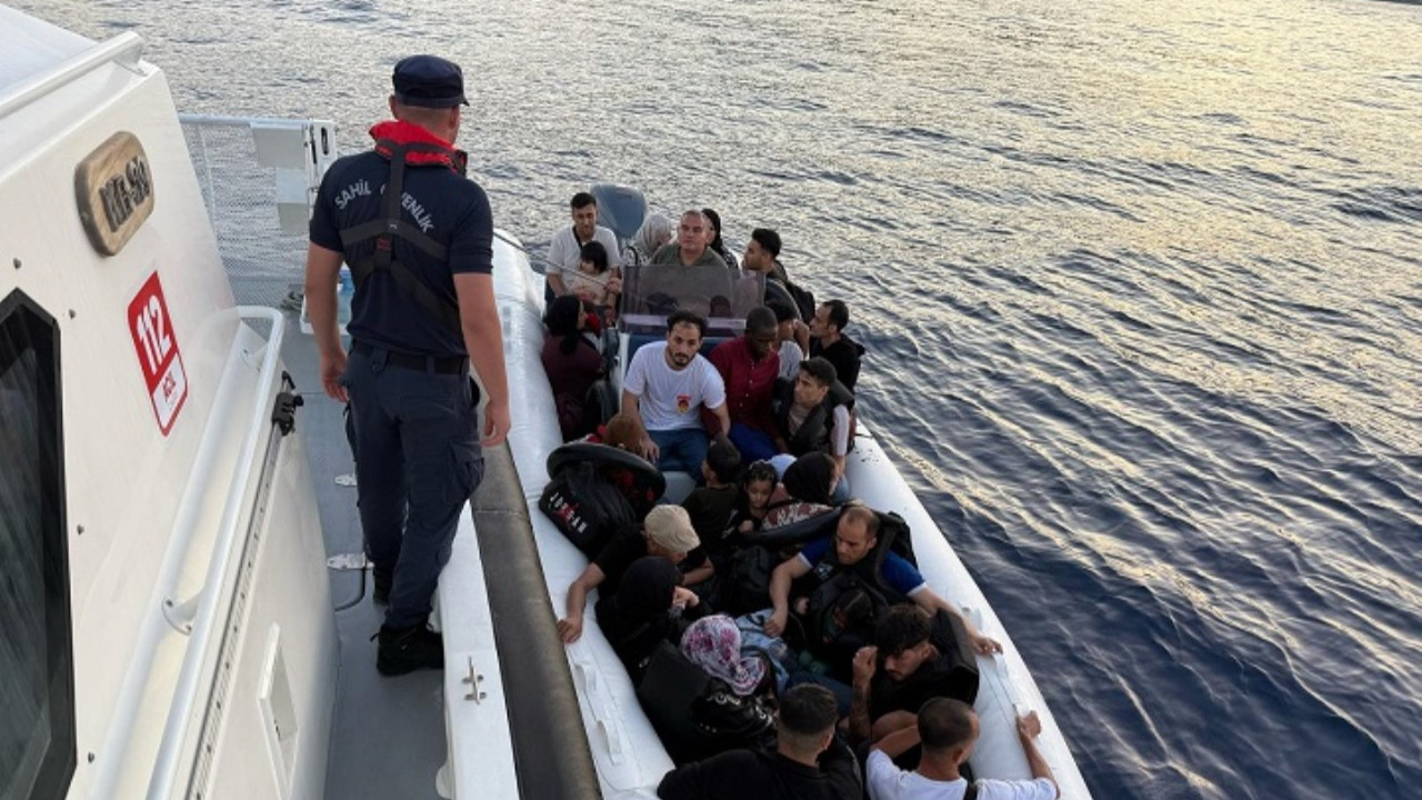 İzmir açıklarında kaçış planı sona erdi: 64 göçmen tespit edildi