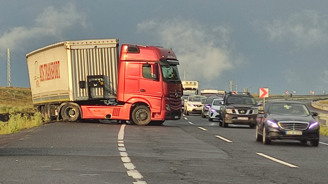 Tır kaydı, yol kapandı, araç kuyruğu 4 kilometreyi aştı