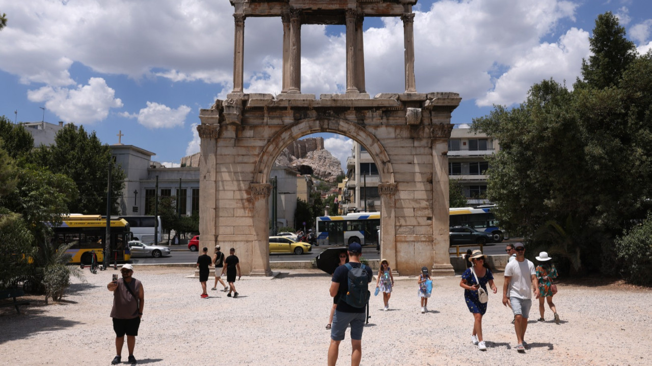 Yunanistan'da sıcak hava mesaiyi durdurdu: Çalışmak yasaklandı