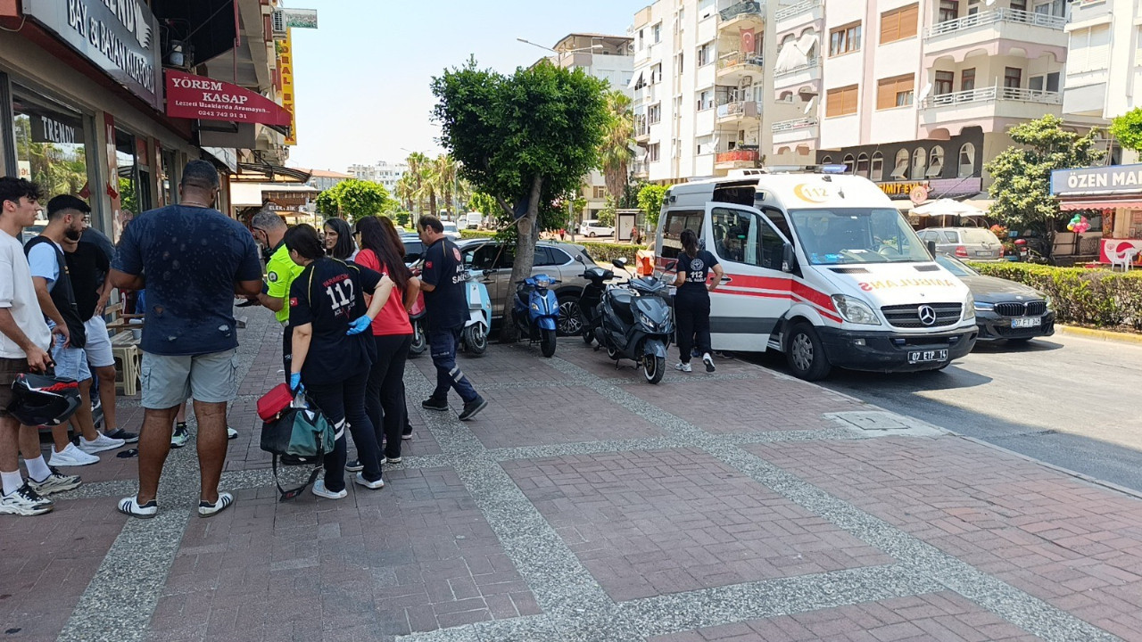 Annesinin elini bırakıp yola fırladı, motosiklet çarptı