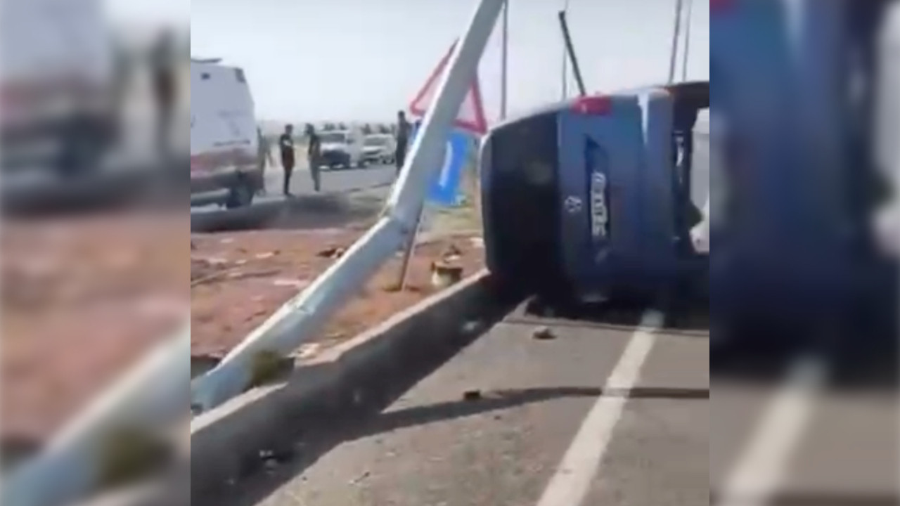 Hafif ticari araç, elektrik direğine çarptı: Ölü ve yaralılar var