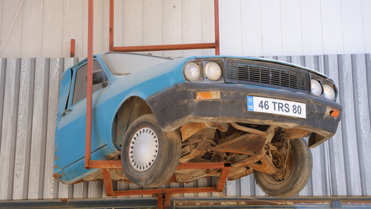 Anısı yarım kalmadı: Depremde kaybettiği aracın sağlam kısmını dükkanına monte etti