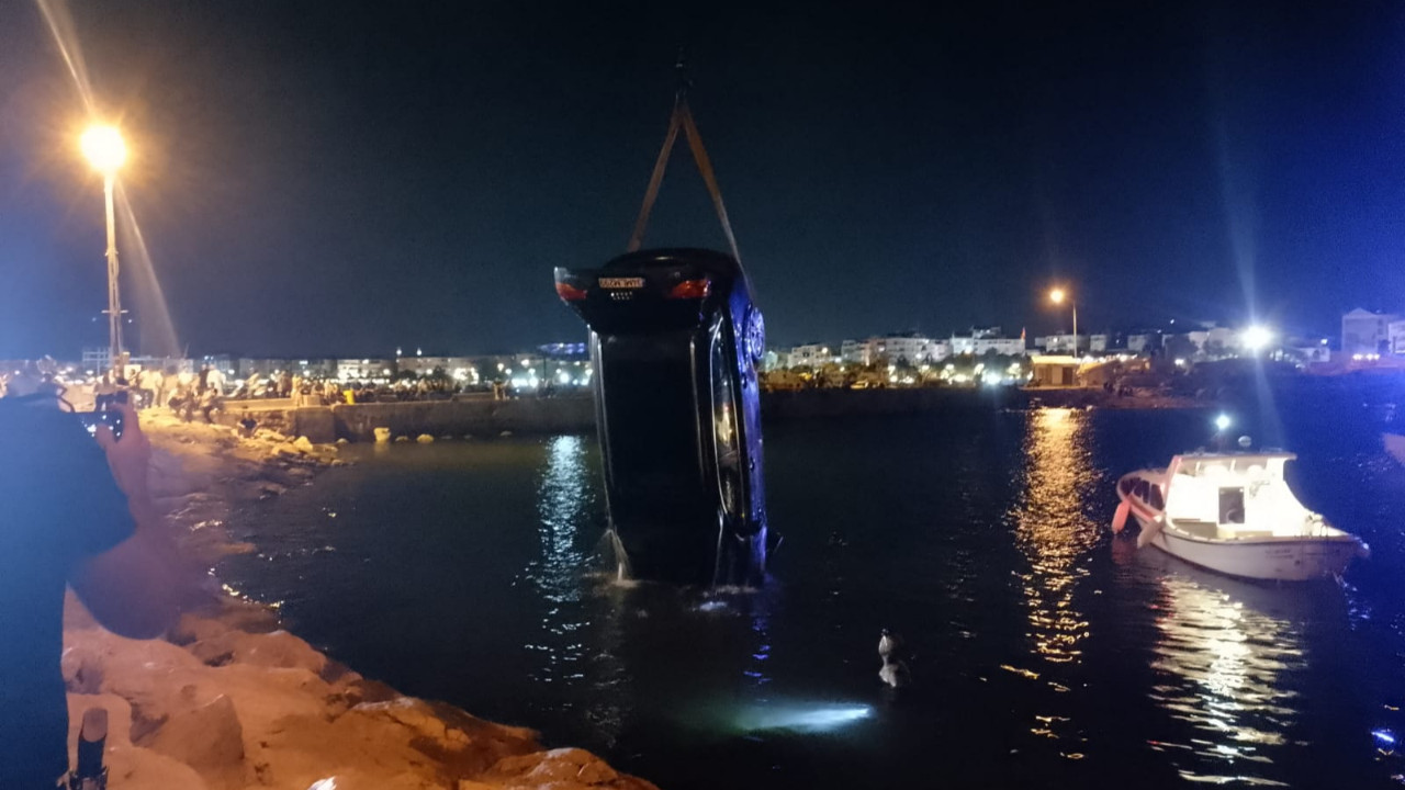 Saniyelerle kurtuldu! Silivri sahilinde otomobil denize düştü