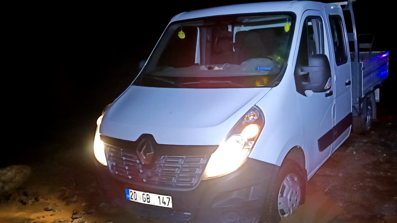 Şiddetli yağış sonrası sel ve heyelan: Araçlar mahsur kaldı