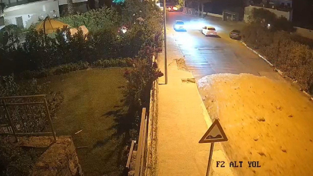 Ana isale hattı patladı, tonlarca su boşa aktı: Yol trafiğe kapandı