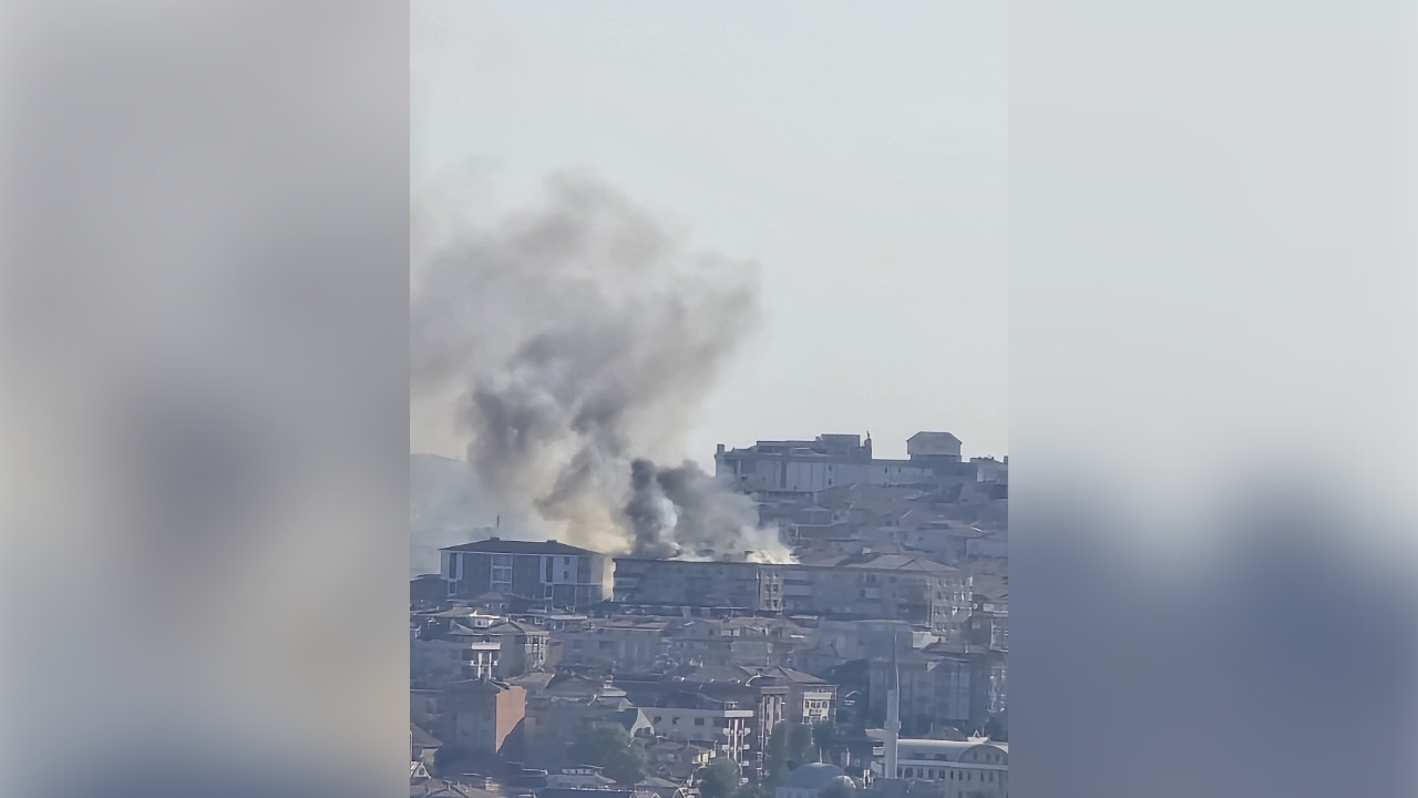 Avcılar'da 8 katlı binanın çatısında yangın