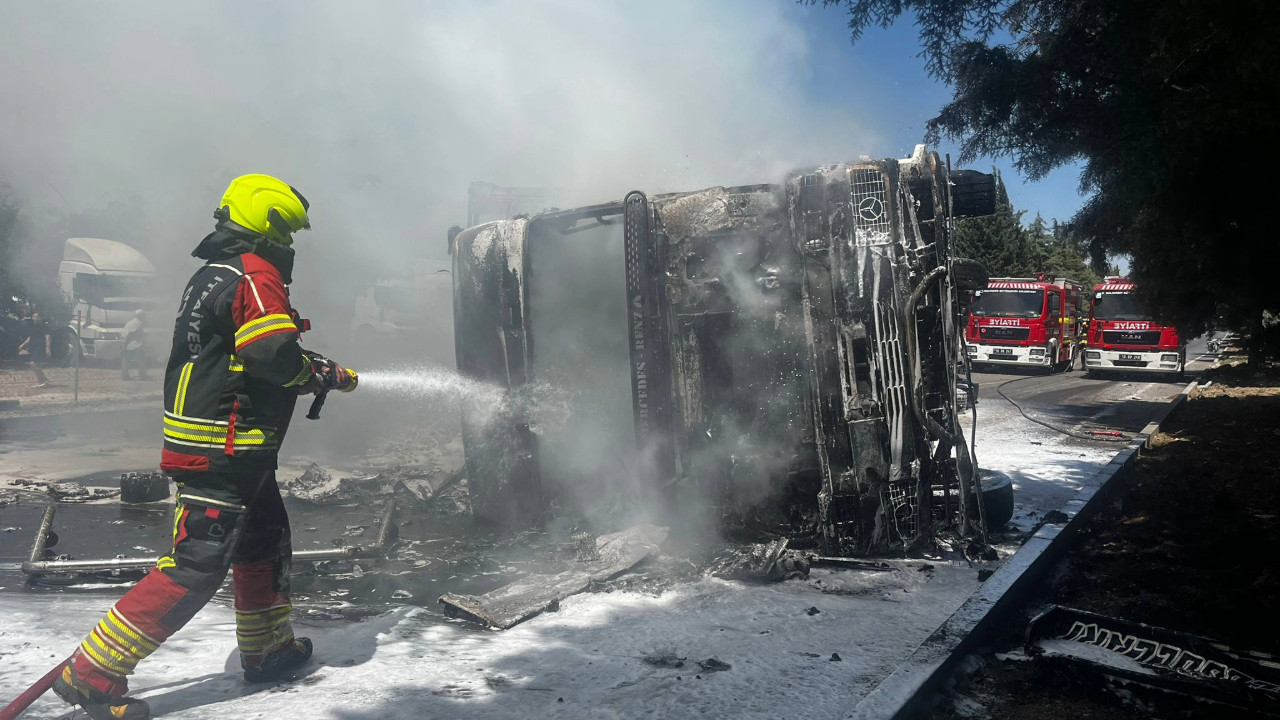 Devrilen tır küle döndü