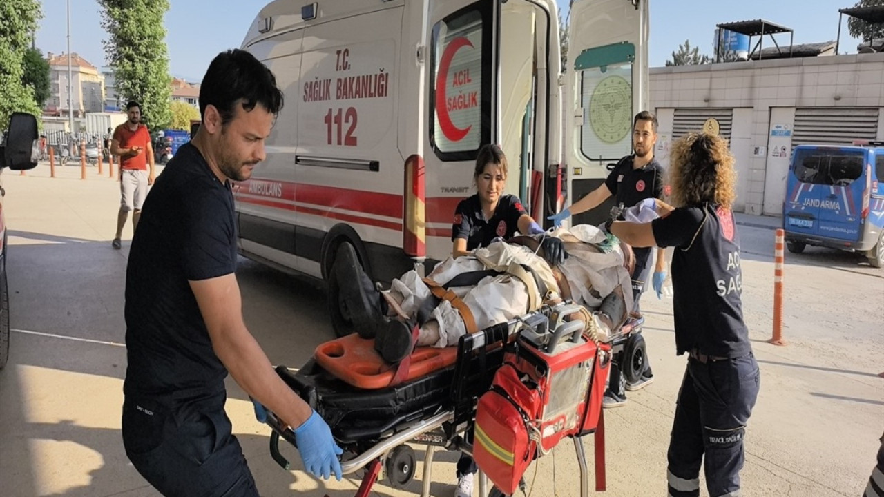 Fabrikanın çatısından düşen işçi hayatını kaybetti