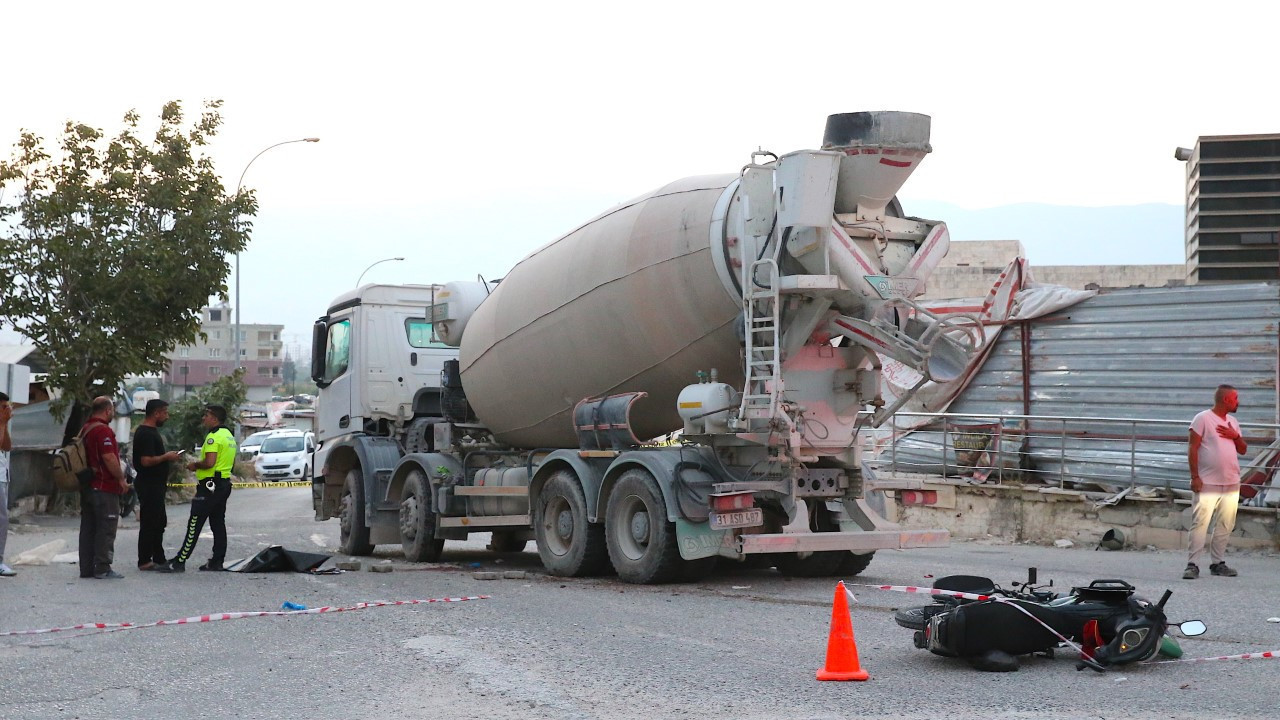 Beton mikseri, motosikleti ezdi: 2 ölü