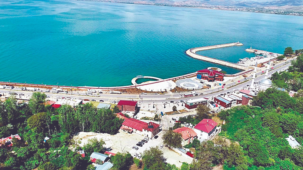 Kayyum, Van Belediyesi’nin mallarını satıyor