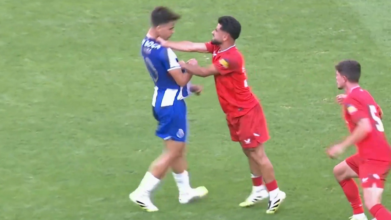 Milli futbolcu çılgına döndü: Hazırlık maçı karıştı!