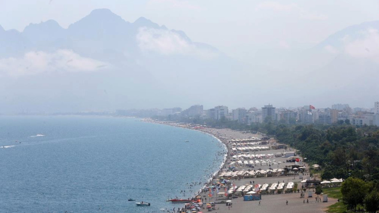 Turizmin başkentinde deniz suyu sıcaklığı bile 'of' dedirtti