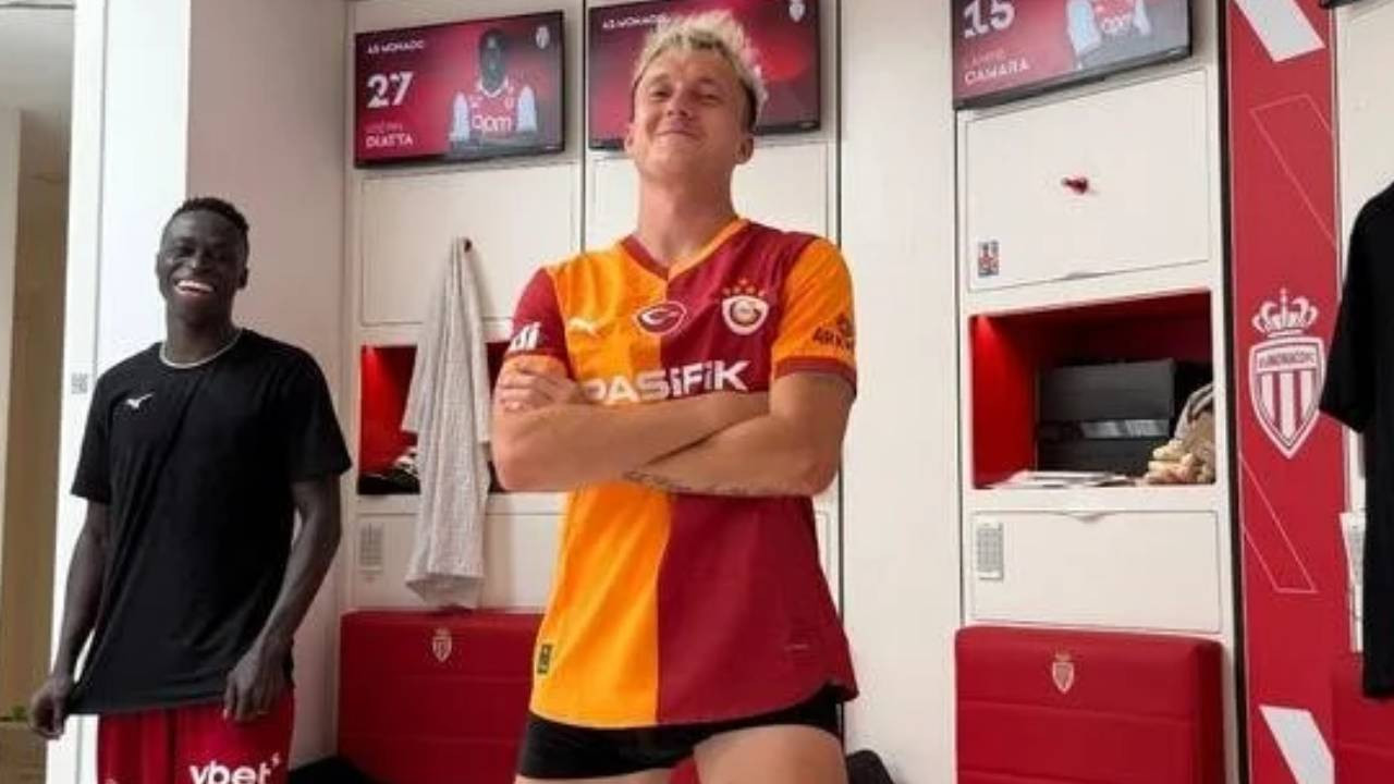 Yıldız 10 numara Galatasaray formasıyla poz verdi, taraftar coştu