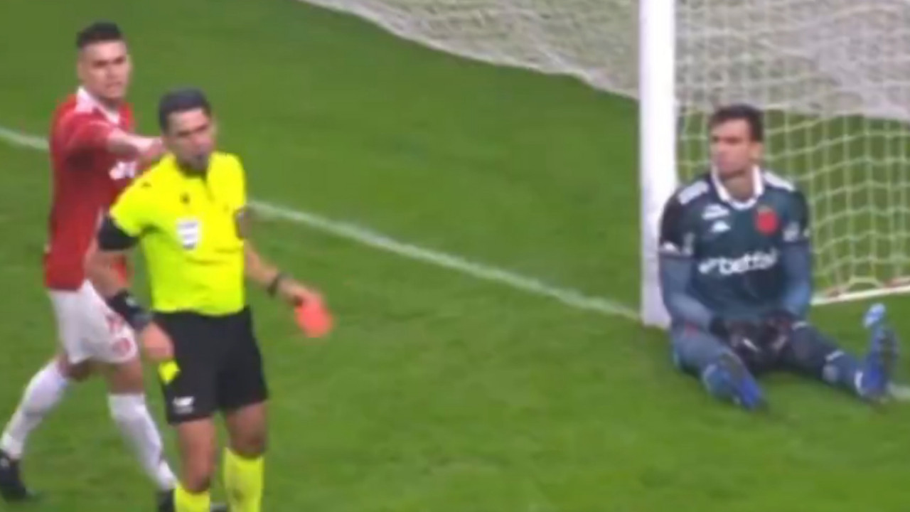 Oyunu geciktirmek istedi, atıldı: Kaos çıktı