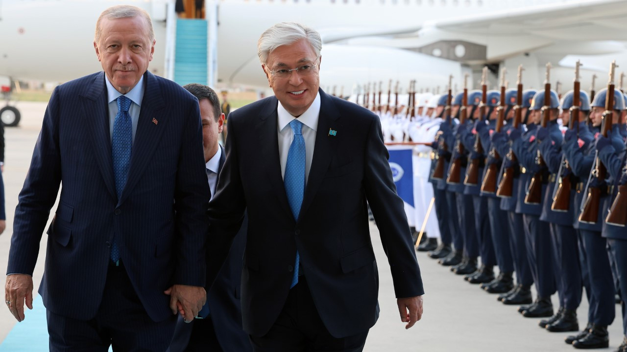Erdoğan, Kazakistan Cumhurbaşkanı’nı resmi törenle karşıladı