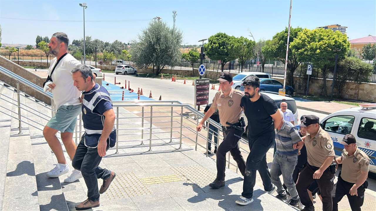 İki işçi toprak altında can verdi, iki kişi tutuklandı