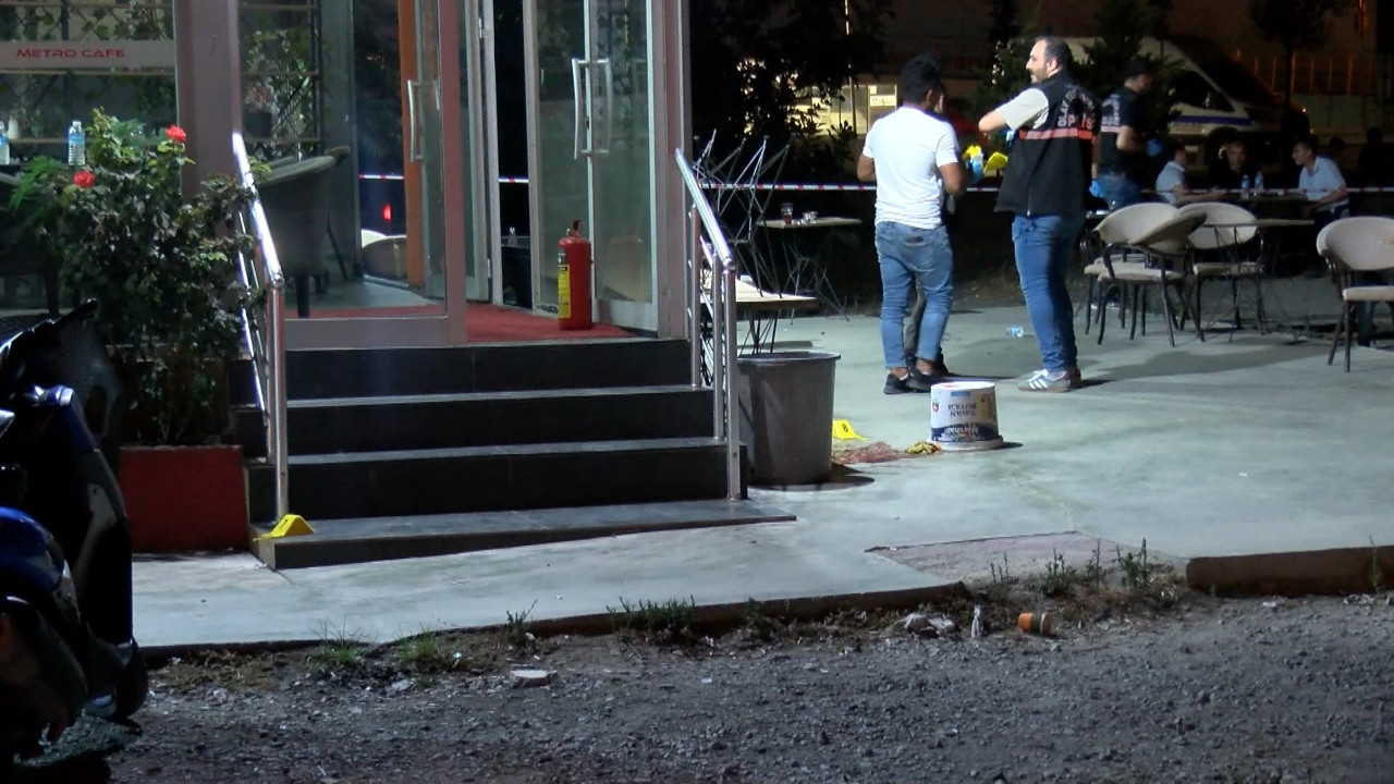 İstanbul'da kafeye saldırı: Yaralılar var