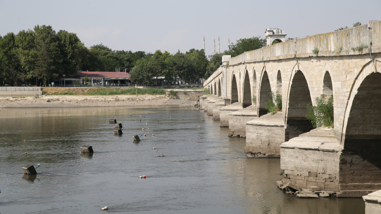 Meriç çekildi, tarih ortaya çıktı! 1830’ların ahşap köprüsü yeniden göründü