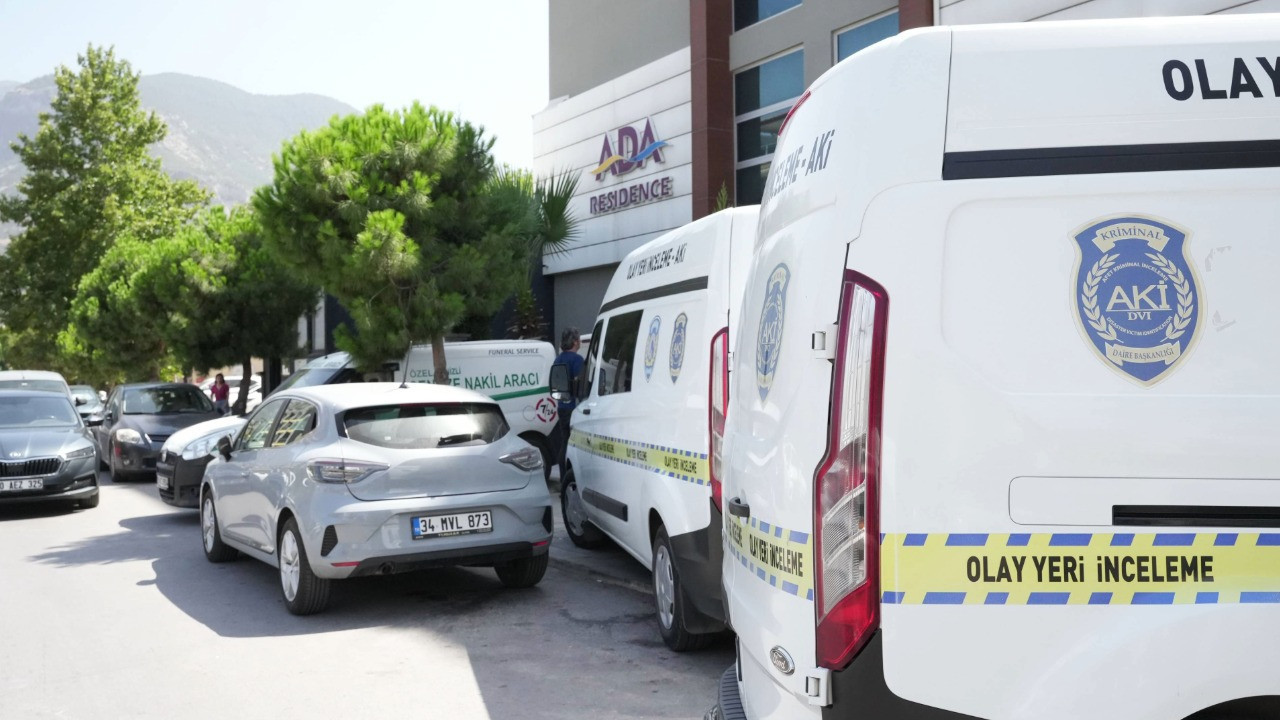 Polis memuru kaldığı apartta ölü bulundu