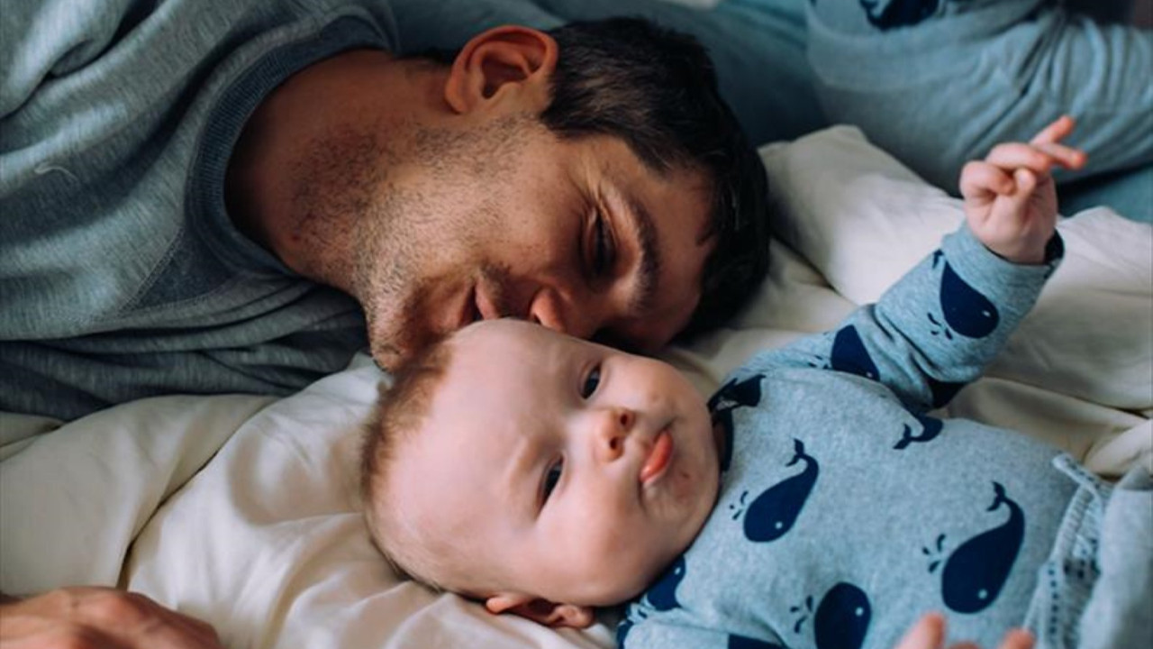 Babalara ücretli doğum iznini 17 haftaya çıkarıyorlar