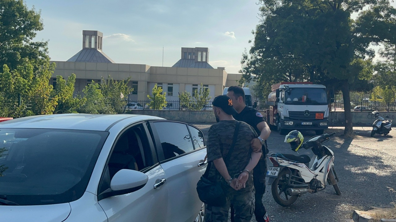 Kendisine küfreden arkadaşını silahla vurdu