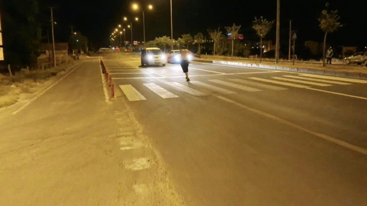 Sürücüler neye uğradığını şaşırdı: Yarı çıplak araçların önüne atladı