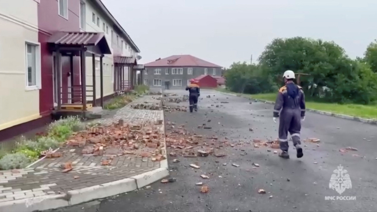 8,8'lik depremde kimse ölmedi, binalar ayakta kaldı: Onların kader planında ölmek yokmuş