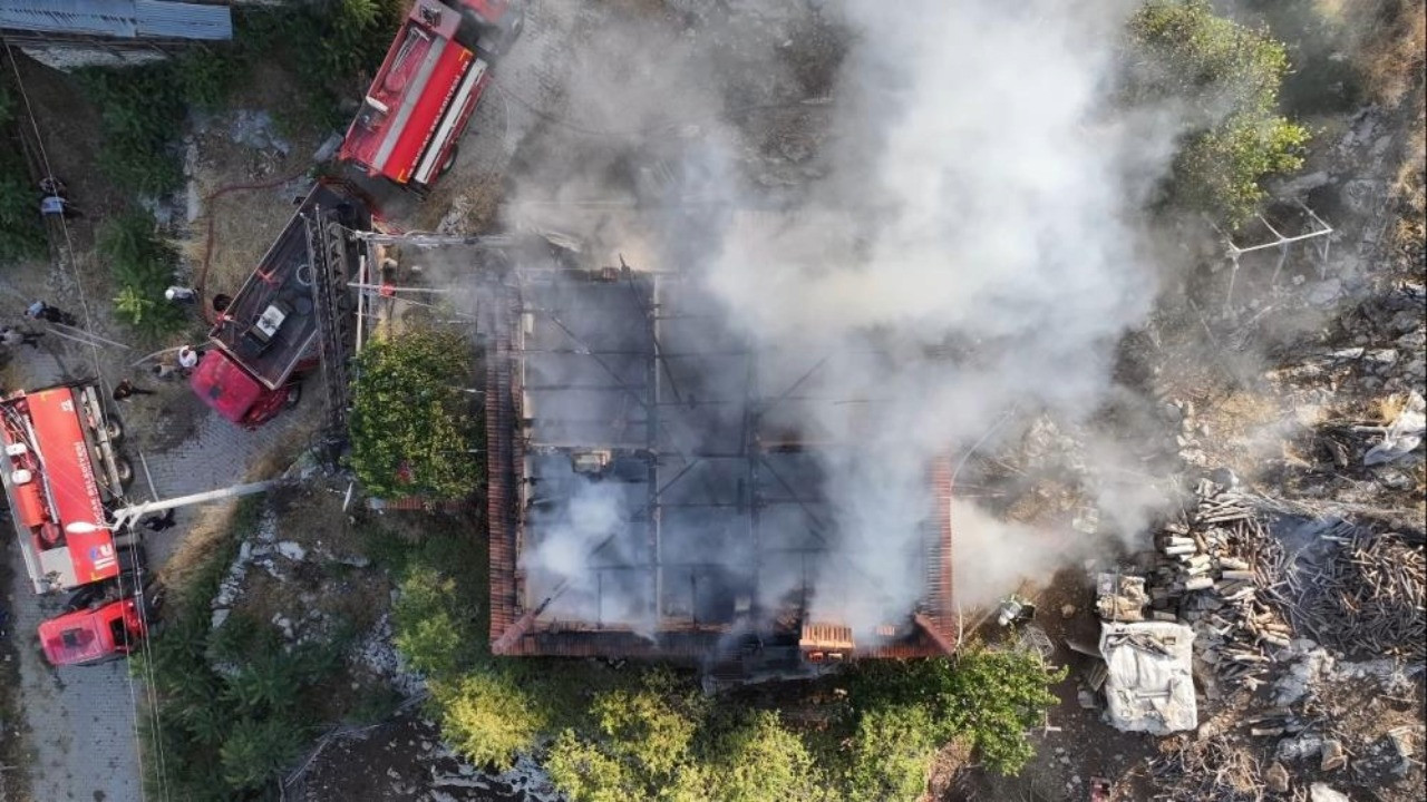 Banyo sobasından çıkan yangın evi küle çevirdi