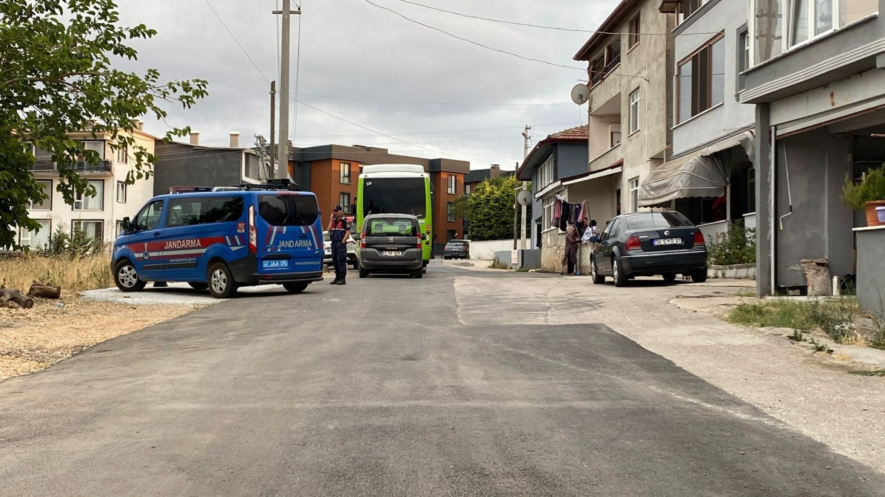 Bıçakla yaralandı, otomobille takip edip pompalı tüfekle ateş açtı: 5 yaralı