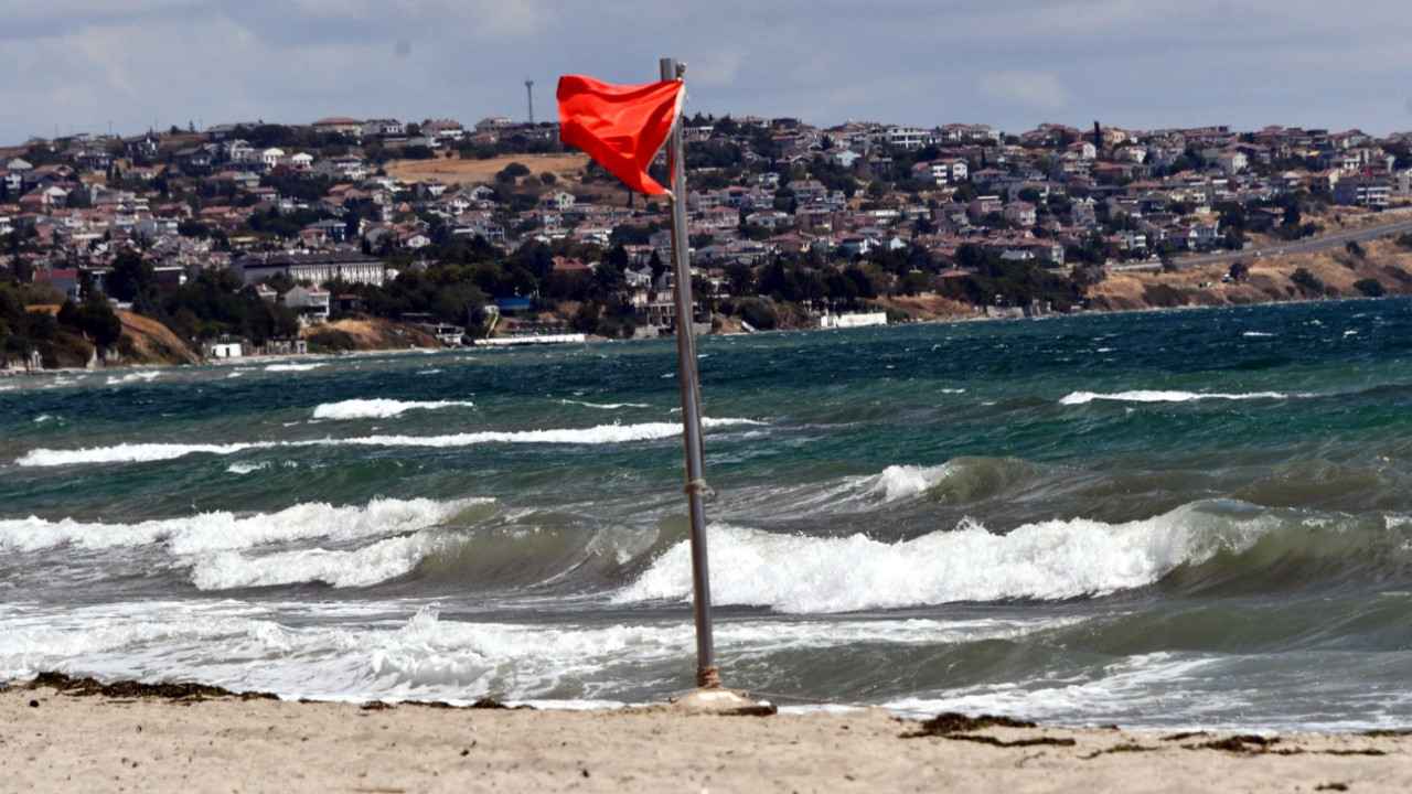 Sahillere kırmızı bayrak asıldı