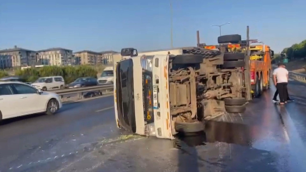 Yola çıkacaklar dikkat: Kamyonet devrildi, TEM Otoyolu kilitlendi