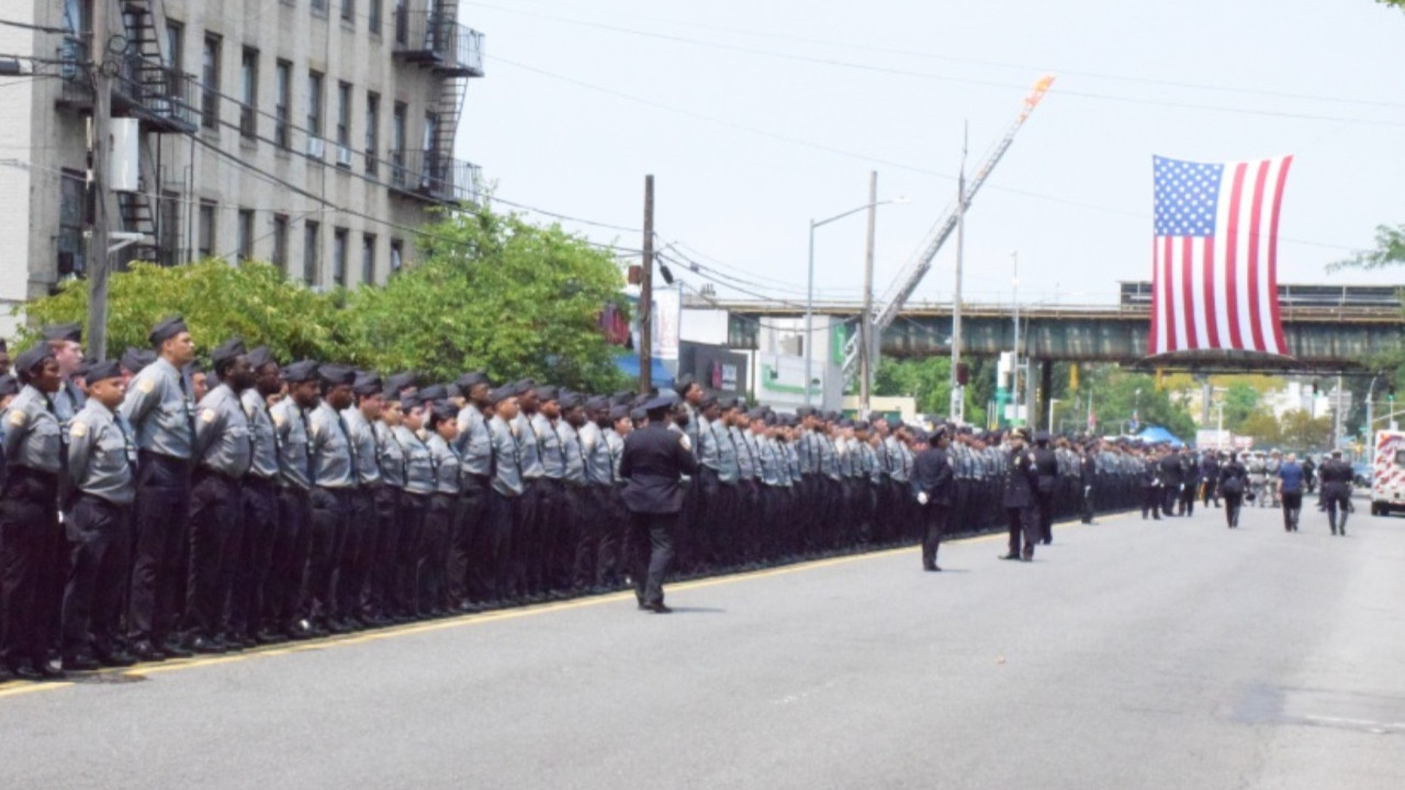 ABD'de Müslüman polisin cenazesine binlerce kişi katıldı