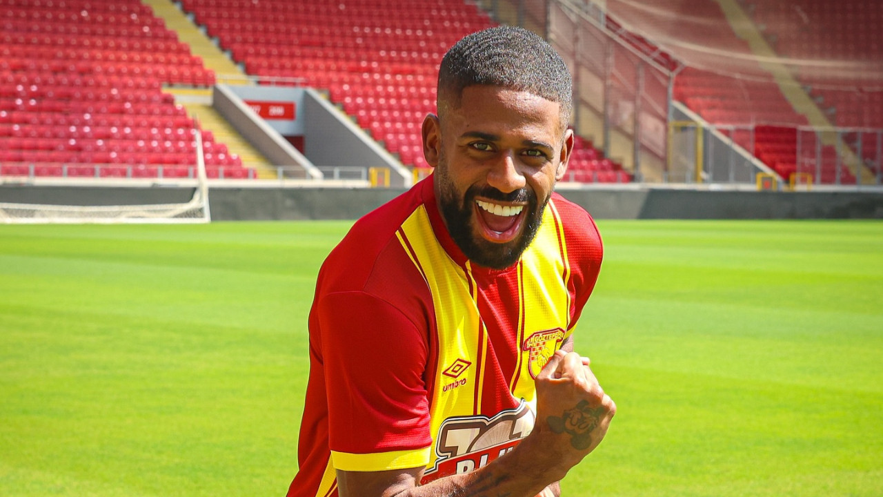 Göztepe, Teixeira'ya resmi imzayı attırdı