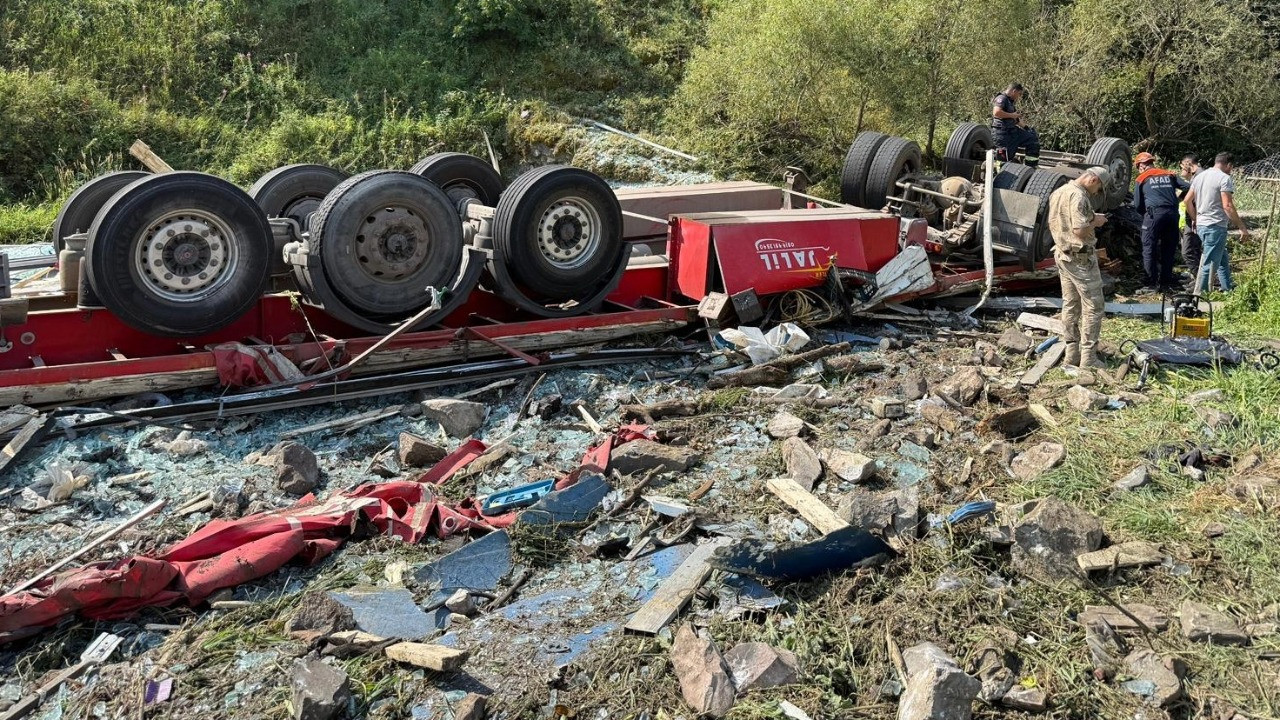 İran plakalı TIR Erzurum'da devrildi: 1 ölü