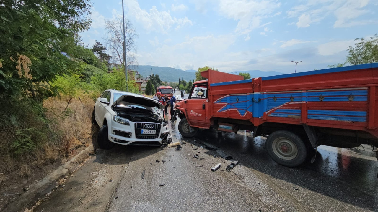 Kamyonetle cip çarpıştı: 4'ü çocuk 5 yaralı