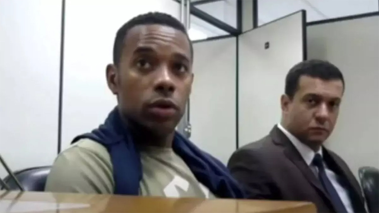 Robinho hapishanede de rahat durmuyor: Hacker ile ortak oluyor