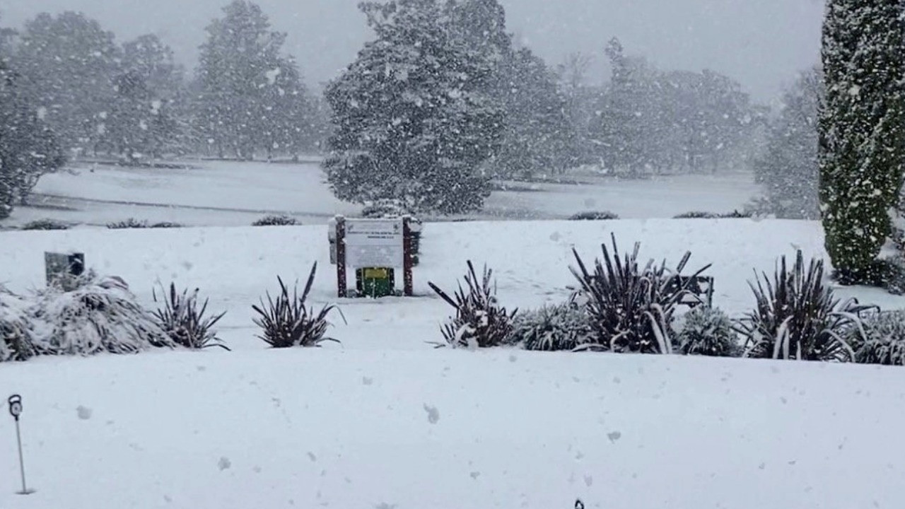 Avustralya'da kar yağışı hayatı felç etti