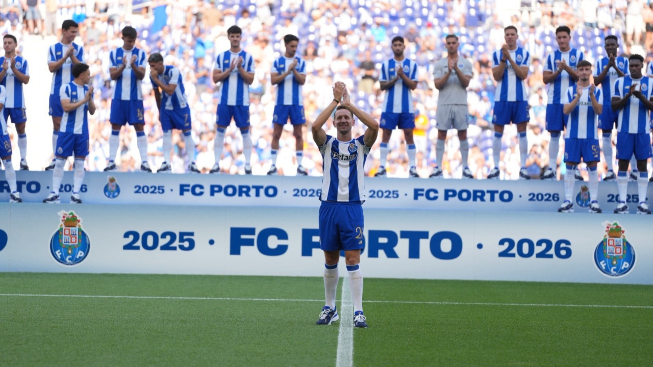 Böyle transfer duyurusu görülmedi: Tüm stat şaşkına döndü