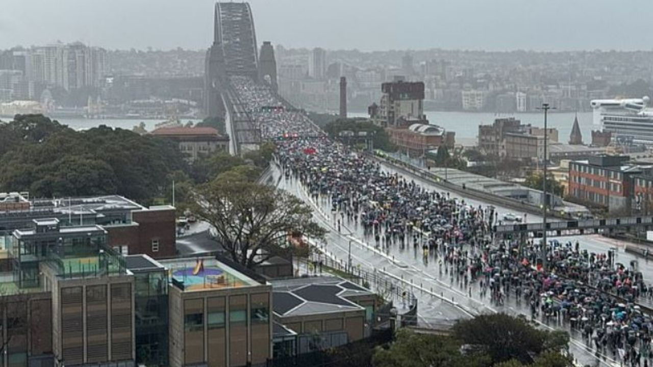 İkonik köprüde tarihi an: On binlerce kişi, Sidney'in kalbini durdurdu