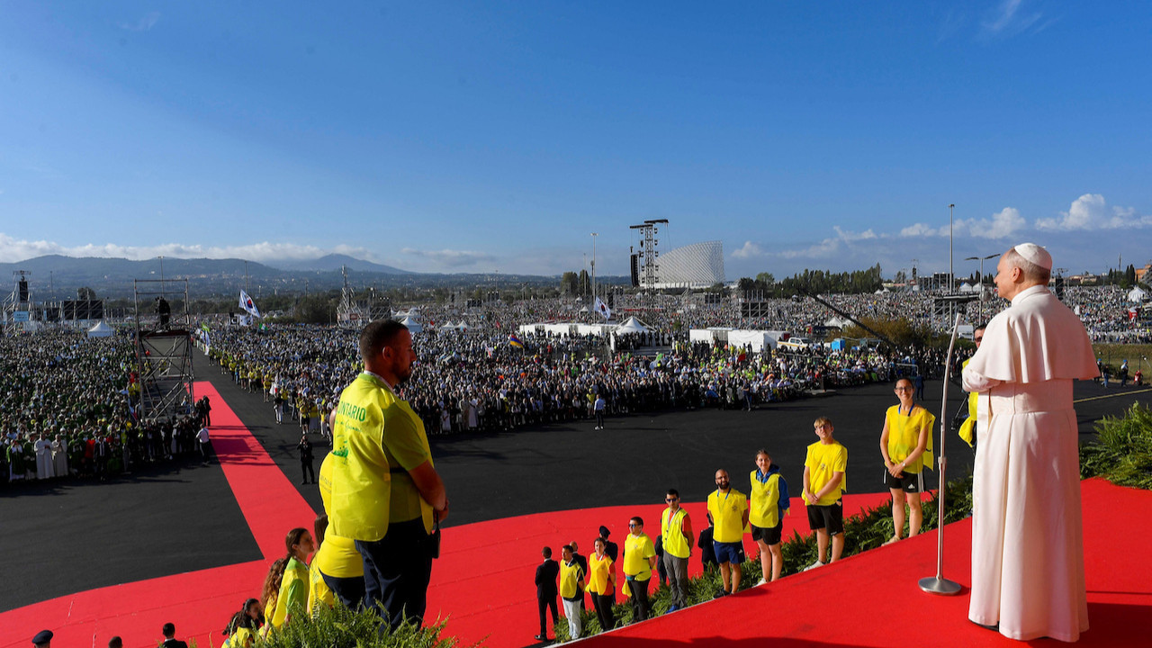 Papa Leo gençlerle bir araya geldi