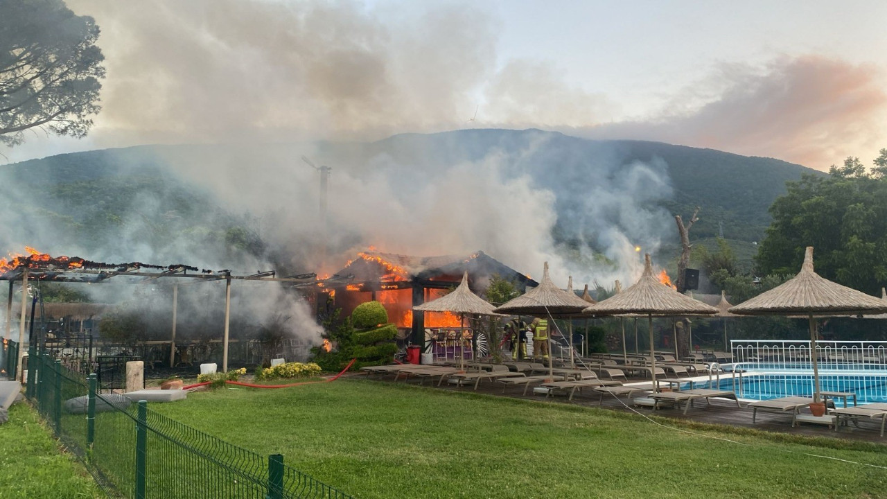 Balıkesir'de otel yangını